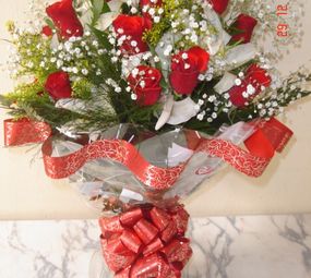 BUQUE DE ROSAS COM LIRIOS